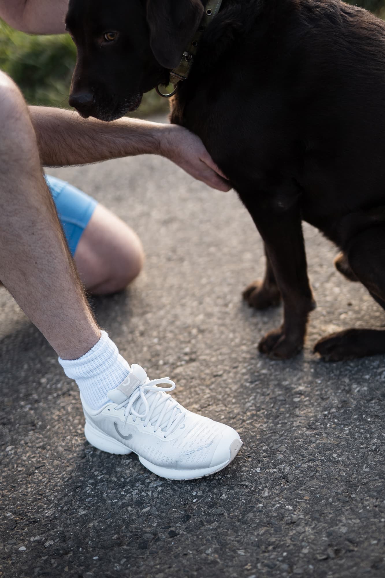 andreas_nelles_im-u-tech-white-nevos-zusammen-mit-hund-paul