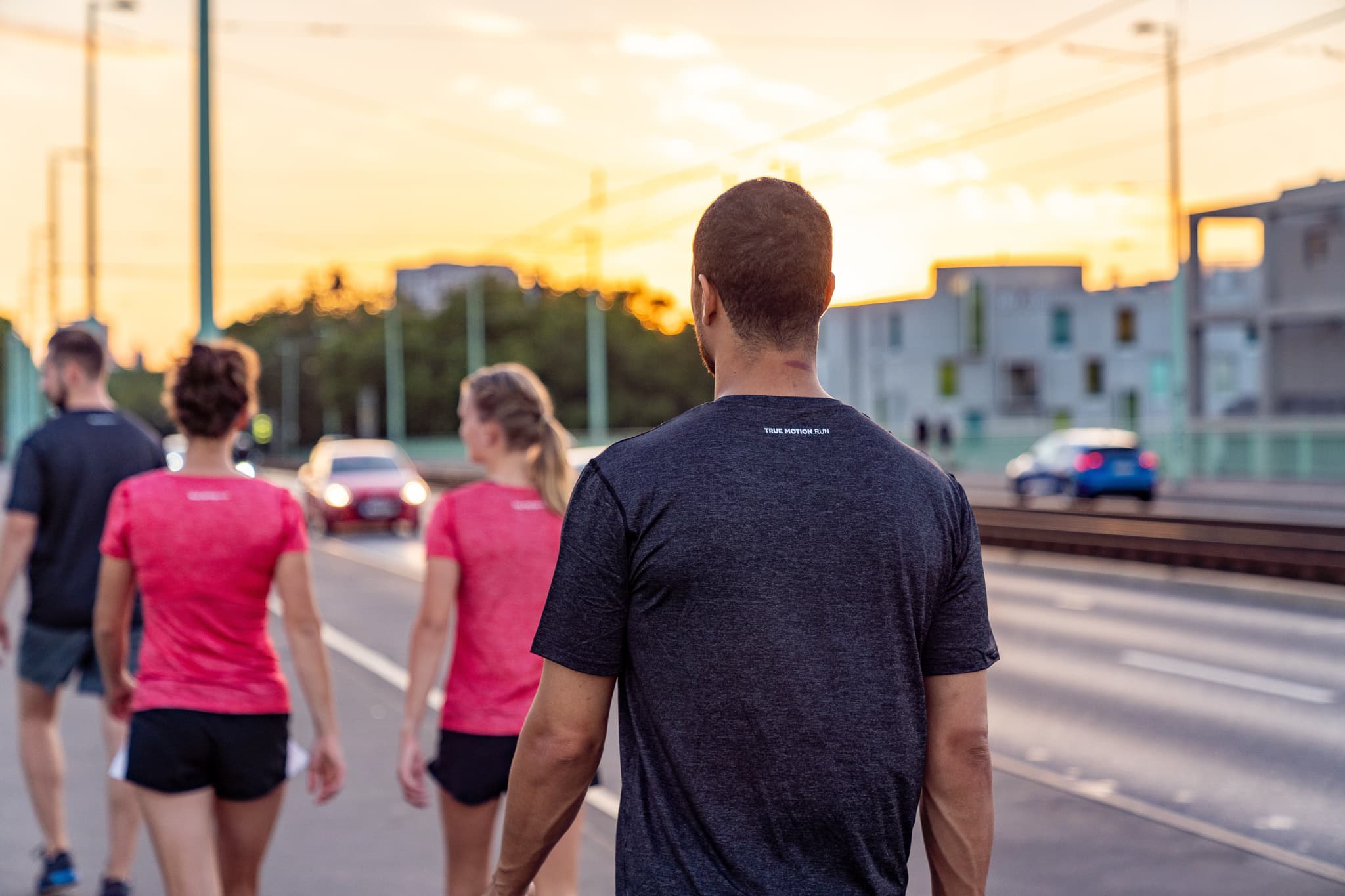 tipp-fuer-laufanfaenger_joggen-in-der-gruppe-motiviert