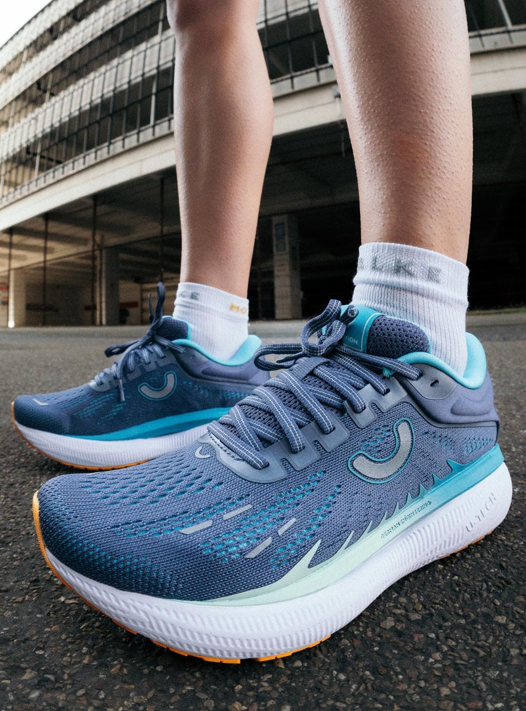 falke-ru-true-motion-herren-laufsocke-kurz-mood-03