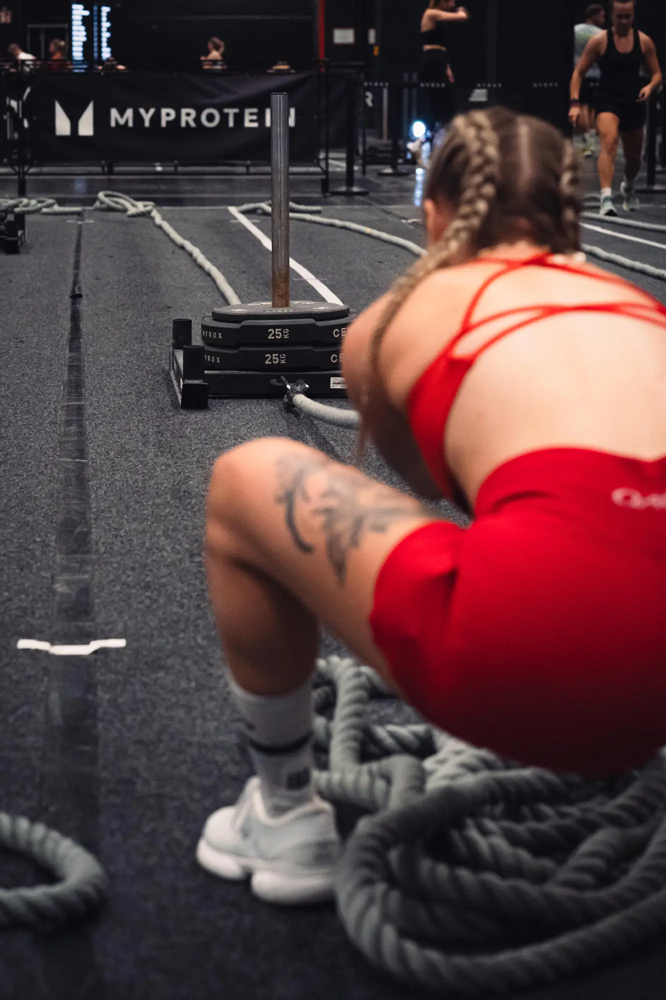 Bei Kraftübungen beim Hyrox bieten Schuhe von True Motion maximalen Halt und Stabilität, wie zum Beispiel beim Sled Pull