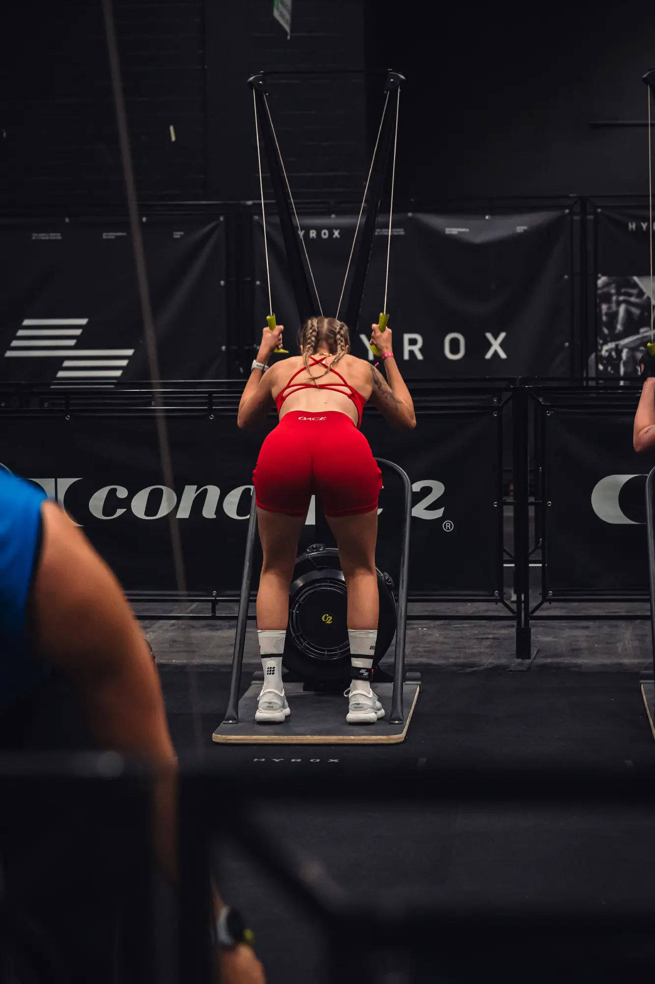 True Motion Schuhe sorgen für maximale Stabilität bei allen Hyrox Übungen, wie zum Beispiel beim SkiErg, wie diese Athletin zeigt